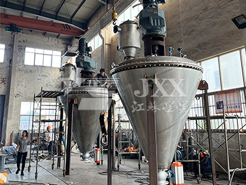 Single cone spiral vacuum dryer